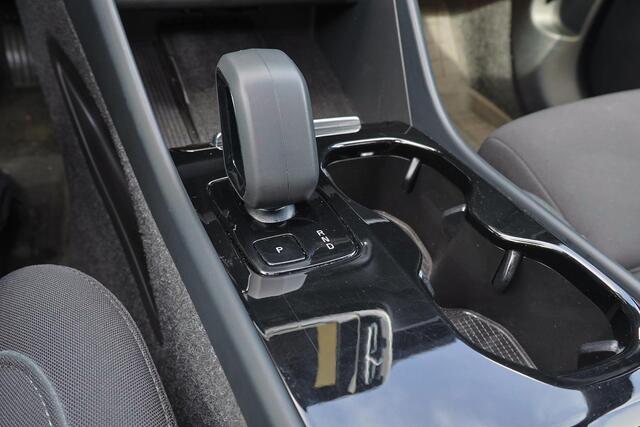 Volvo XC40 Extened Range Core 82 kWh - IntelliSafe Assist & Surround - Parkeercamera achter - Verwarmde voorstoelen, stuur & achterbank - Parkeersensoren voor & achter - Draadloze tel. lader - Warmtepomp - Extra getint glas - Inklapbare trekhaak - 19' LMV