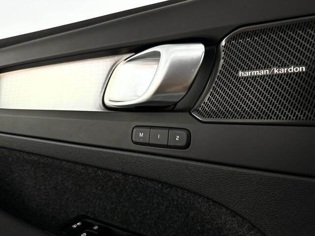 Volvo XC40 B4 Plus Dark | Panoramadak | 360° camera | Harman Kardon | Stoel- en stuurverwarming | Trekhaak
