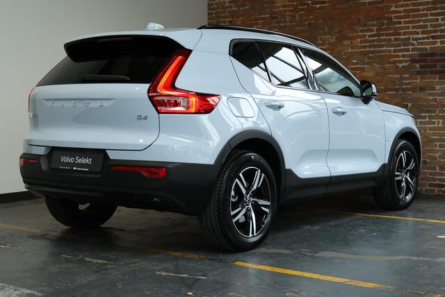 Volvo XC40 B4 Plus Dark | Trekhaak | Panoramadak | Verwarmbare voorstoelen, voorruit en stuurwiel | Premium audio by Harman Kardon | Apple carplay/Android auto | Keyless |