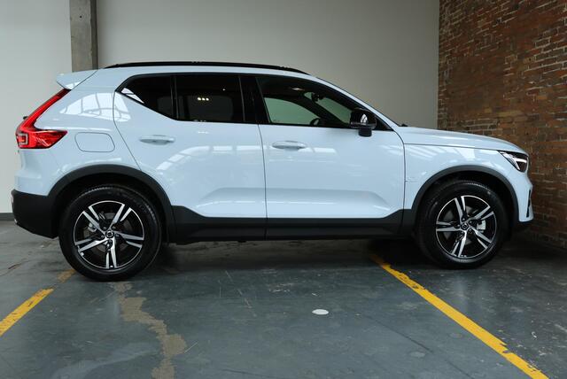 Volvo XC40 B4 Plus Dark | Trekhaak | Panoramadak | Verwarmbare voorstoelen, voorruit en stuurwiel | Premium audio by Harman Kardon | Apple carplay/Android auto | Keyless |