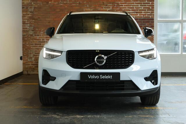 Volvo XC40 B4 Plus Dark | Trekhaak | Panoramadak | Verwarmbare voorstoelen, voorruit en stuurwiel | Premium audio by Harman Kardon | Apple carplay/Android auto | Keyless |