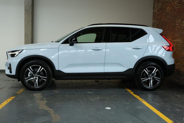 Volvo XC40 B4 Plus Dark | Trekhaak | Panoramadak | Verwarmbare voorstoelen, voorruit en stuurwiel | Premium audio by Harman Kardon | Apple carplay/Android auto | Keyless |