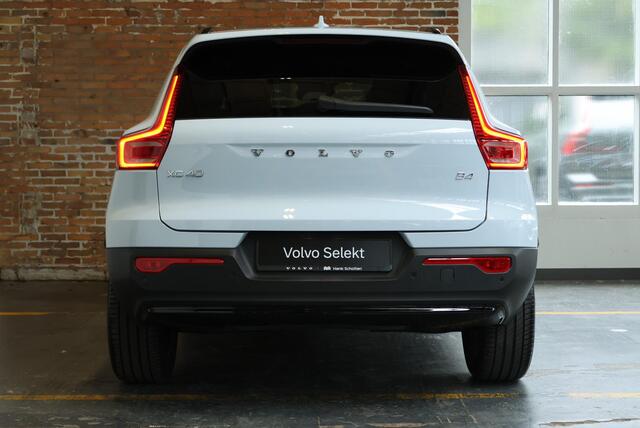 Volvo XC40 B4 Plus Dark | Trekhaak | Panoramadak | Verwarmbare voorstoelen, voorruit en stuurwiel | Premium audio by Harman Kardon | Apple carplay/Android auto | Keyless |