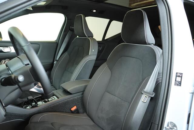 Volvo XC40 B4 Plus Dark | Trekhaak | Panoramadak | Verwarmbare voorstoelen, voorruit en stuurwiel | Premium audio by Harman Kardon | Apple carplay/Android auto | Keyless |