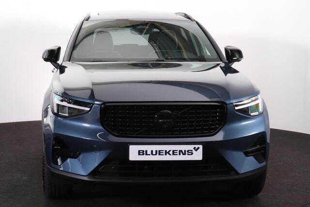 Volvo XC40 B4 Plus Black Edition - Panorama/schuifdak - IntelliSafe Assist & Surround - 360º Camera - Harman/Kardon audio - Verwarmde voorstoelen & stuur - Parkeersensoren voor & achter - Elektr. bedienb. voorstoelen met geheugen links - Draadloze tel. lader - Extra getint glas - 20' LMV