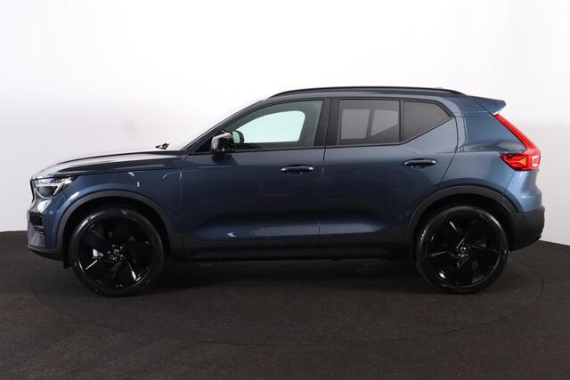 Volvo XC40 B4 Plus Black Edition - Panorama/schuifdak - IntelliSafe Assist & Surround - 360º Camera - Harman/Kardon audio - Verwarmde voorstoelen & stuur - Parkeersensoren voor & achter - Elektr. bedienb. voorstoelen met geheugen links - Draadloze tel. lader - Extra getint glas - 20' LMV