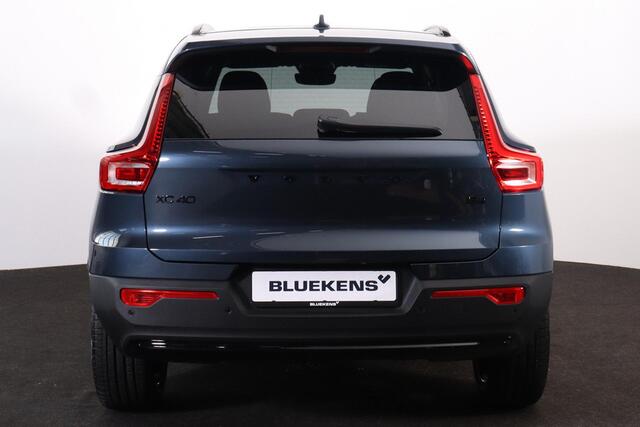 Volvo XC40 B4 Plus Black Edition - Panorama/schuifdak - IntelliSafe Assist & Surround - 360º Camera - Harman/Kardon audio - Verwarmde voorstoelen & stuur - Parkeersensoren voor & achter - Elektr. bedienb. voorstoelen met geheugen links - Draadloze tel. lader - Extra getint glas - 20' LMV
