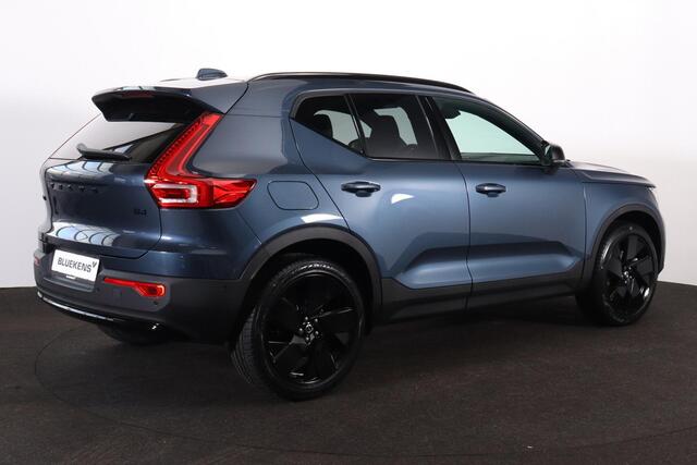 Volvo XC40 B4 Plus Black Edition - Panorama/schuifdak - IntelliSafe Assist & Surround - 360º Camera - Harman/Kardon audio - Verwarmde voorstoelen & stuur - Parkeersensoren voor & achter - Elektr. bedienb. voorstoelen met geheugen links - Draadloze tel. lader - Extra getint glas - 20' LMV