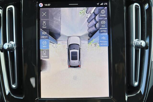 Volvo XC40 B4 Plus Black Edition - Panorama/schuifdak - IntelliSafe Assist & Surround - 360º Camera - Harman/Kardon audio - Verwarmde voorstoelen & stuur - Parkeersensoren voor & achter - Elektr. bedienb. voorstoelen met geheugen links - Draadloze tel. lader - Extra getint glas - 20' LMV