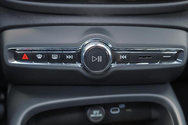 Volvo XC40 B4 Plus Black Edition - Panorama/schuifdak - IntelliSafe Assist & Surround - 360º Camera - Harman/Kardon audio - Verwarmde voorstoelen & stuur - Parkeersensoren voor & achter - Elektr. bedienb. voorstoelen met geheugen links - Draadloze tel. lader - Extra getint glas - 20' LMV