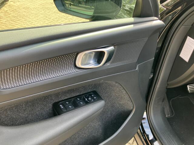 Volvo XC40 Recharge Core / Trekhaak / Camera / CarPlay / Sfeerverlichting / 20'' / Stoel+Stuurverwarming / DAB / Cruise Control