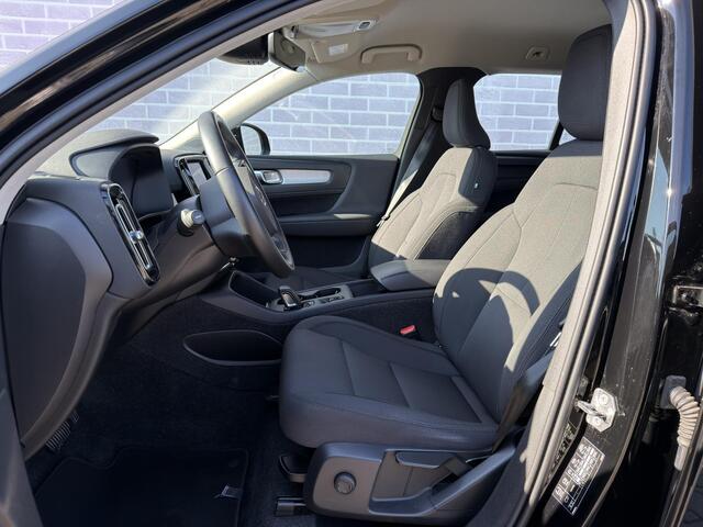 Volvo XC40 T4 Recharge R-Design | Trekhaak 1800 kg | 360º Camera | Verwarmde Voorstoelen en Achterbank | Stuurverwarming | Navigatie | Keyless Entry | BLIS |