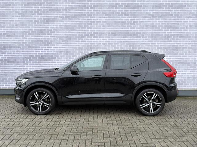 Volvo XC40 T3 R-Design Aut | Trekhaak | Stoel- en Stuurverwarming | Achteruitrijcamera | Parkeersensoren Voor en Achter | 19 Inch Velgen | Voorruitverwarming | Getint Glas | Keyless | Navigatie | Apple Carplay / Android Auto | Nubuck Bekleding |