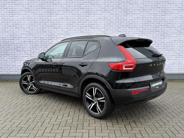 Volvo XC40 T3 R-Design Aut | Trekhaak | Stoel- en Stuurverwarming | Achteruitrijcamera | Parkeersensoren Voor en Achter | 19 Inch Velgen | Voorruitverwarming | Getint Glas | Keyless | Navigatie | Apple Carplay / Android Auto | Nubuck Bekleding |