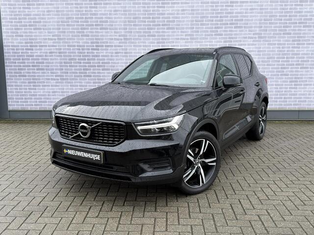 Volvo XC40 T3 R-Design Aut | Trekhaak | Stoel- en Stuurverwarming | Achteruitrijcamera | Parkeersensoren Voor en Achter | 19 Inch Velgen | Voorruitverwarming | Getint Glas | Keyless | Navigatie | Apple Carplay / Android Auto | Nubuck Bekleding |