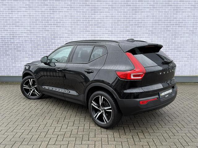 Volvo XC40 T3 R-Design Aut | Trekhaak | Stoel- en Stuurverwarming | Achteruitrijcamera | Parkeersensoren Voor en Achter | 19 Inch Velgen | Voorruitverwarming | Getint Glas | Keyless | Navigatie | Apple Carplay / Android Auto | Nubuck Bekleding |