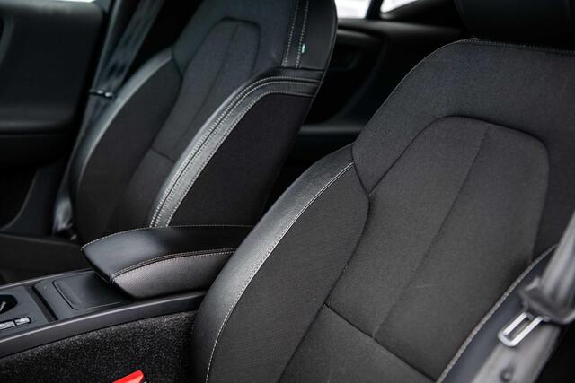Volvo XC40 T3 Momentum Pro Aut | Navigatie | Trekhaak | Cruise Control Adaptief | BLIS | Achteruitrijcamera | Parkeersensoren