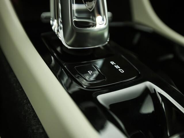 Volvo XC40 1.5 T5 Recharge Inscription 252Pk Automaat (APPLE CARPLAY, GROOT NAVI, LEDER, STOELVERWARMING, SPORTSTOELEN, KEYLESS, CAMERA, NIEUWSTAAT)
