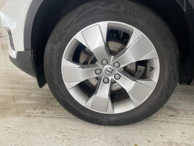 Volvo XC40 T3 Momentum | Stoelverwarming | Lederen bekleding | All-Seasonbanden | Elektrische stoelverstelling | Parkeer Camera | Parkeersensoren Voor + Achter | Cruise Control |
