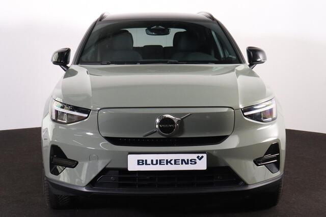 Volvo XC40 Recharge Plus 70 kWh - IntelliSafe Assist & Surround - Parkeercamera achter - Verwarmde voorstoelen & stuur - Parkeersensoren voor & achter - Draadloze tel. lader - Extra getint glas - 19' LMV