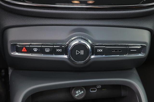 Volvo XC40 Recharge Plus 70 kWh - IntelliSafe Assist & Surround - Parkeercamera achter - Verwarmde voorstoelen & stuur - Parkeersensoren voor & achter - Draadloze tel. lader - Extra getint glas - 19' LMV