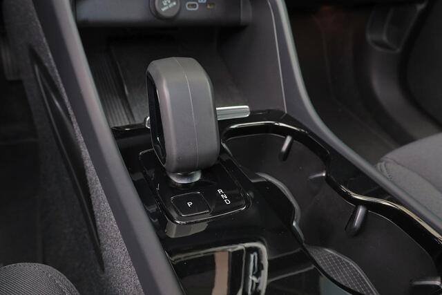 Volvo XC40 Recharge Plus 70 kWh - IntelliSafe Assist & Surround - Parkeercamera achter - Verwarmde voorstoelen & stuur - Parkeersensoren voor & achter - Draadloze tel. lader - Extra getint glas - 19' LMV