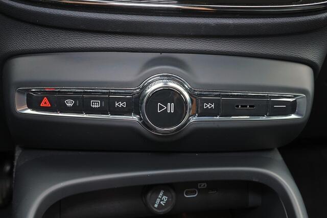 Volvo XC40 B3 Plus Dark - IntelliSafe Assist & Surround - 360º Camera - Harman/Kardon audio - Verwarmde voorstoelen & stuur - Parkeersensoren voor & achter - Elektr. bedienb. voorstoelen met geheugen links - Draadloze tel. lader - Standkachel - Extra getint glas - 18' LMV