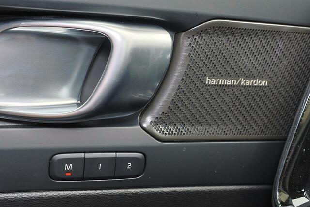 Volvo XC40 B3 Plus Dark - IntelliSafe Assist & Surround - 360º Camera - Harman/Kardon audio - Verwarmde voorstoelen & stuur - Parkeersensoren voor & achter - Elektr. bedienb. voorstoelen met geheugen links - Draadloze tel. lader - Standkachel - Extra getint glas - 18' LMV
