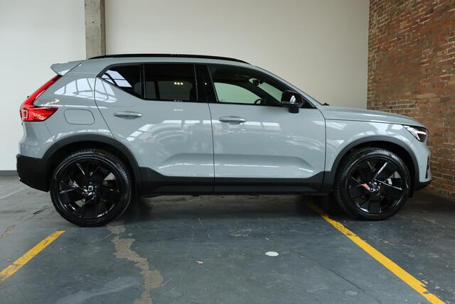 Volvo XC40 B4 Plus Black Edition | Panoramadak | Trekhaak | Stoelverwarming | Parkeersensoren voor + achter | 360 graden camera | Premium audio by Harman Kardon | Apple carplay/Android auto | 20 Lichtmetalen Velgen