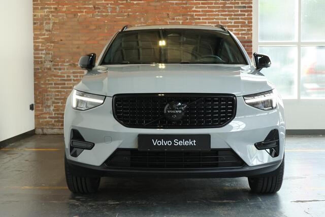 Volvo XC40 B4 Plus Black Edition | Panoramadak | Trekhaak | Stoelverwarming | Parkeersensoren voor + achter | 360 graden camera | Premium audio by Harman Kardon | Apple carplay/Android auto | 20 Lichtmetalen Velgen