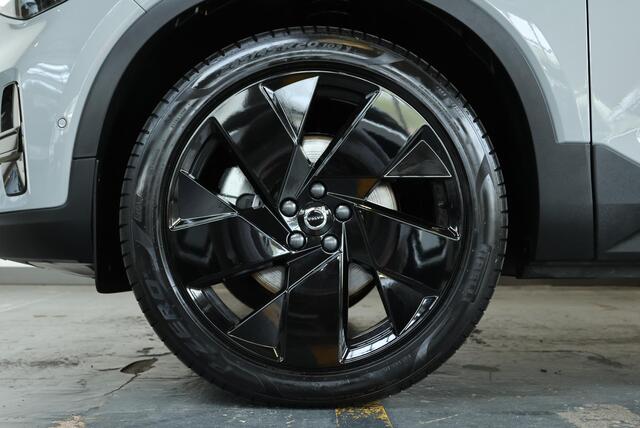 Volvo XC40 B4 Plus Black Edition | Panoramadak | Trekhaak | Stoelverwarming | Parkeersensoren voor + achter | 360 graden camera | Premium audio by Harman Kardon | Apple carplay/Android auto | 20 Lichtmetalen Velgen