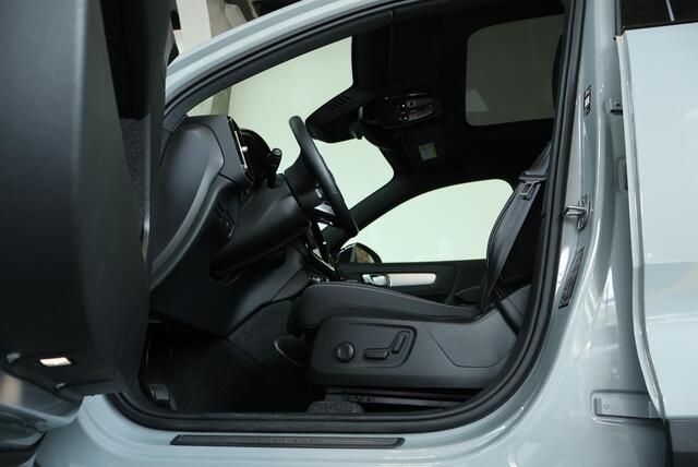 Volvo XC40 B4 Plus Black Edition | Panoramadak | Trekhaak | Stoelverwarming | Parkeersensoren voor + achter | 360 graden camera | Premium audio by Harman Kardon | Apple carplay/Android auto | 20 Lichtmetalen Velgen