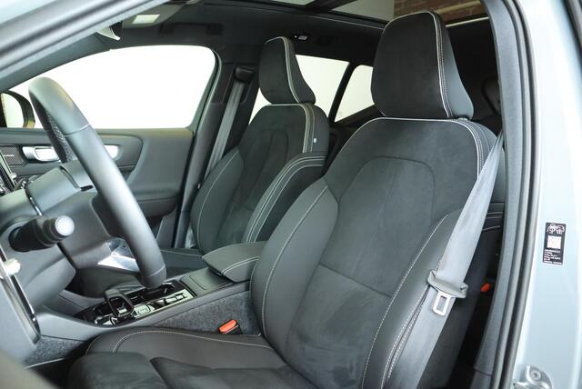 Volvo XC40 B4 Plus Black Edition | Panoramadak | Trekhaak | Stoelverwarming | Parkeersensoren voor + achter | 360 graden camera | Premium audio by Harman Kardon | Apple carplay/Android auto | 20 Lichtmetalen Velgen