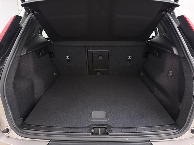 Volvo XC40 T2 130pk Automaat Business Pro / 30.000 km's ! / El. Trekhaak / ACC / BLIS / Keyless / 18'' / El. Achterklep / DAB / AppleCarplay / Lane Keeping Aid / Mistlampen /