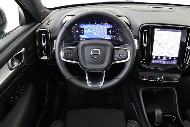 Volvo XC40 B4 (M-HYBRID) PLUS DARK -PANO.DAK|HARMAN/KARDON|CAMERA|POWER-SEATS|VERW.VOORRUIT|PRIVACY.GLAS|TREKHAAK|19"