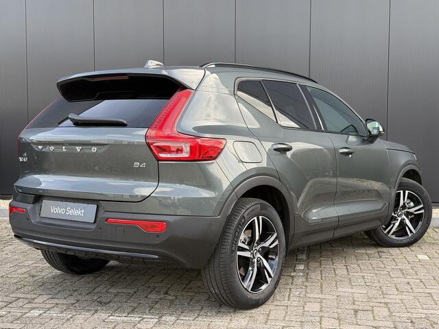 Volvo XC40 2.0 B4 Plus Dark Elektr. stoelverstelling / Harman Kardon Audio / Trekhaak/ Keyless Drive / Verw. voorruit / Stoel- en stuurverw. / Adapt. Cruise / BLIS