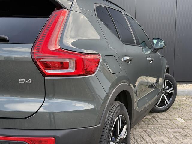 Volvo XC40 2.0 B4 Plus Dark Elektr. stoelverstelling / Harman Kardon Audio / Trekhaak/ Keyless Drive / Verw. voorruit / Stoel- en stuurverw. / Adapt. Cruise / BLIS
