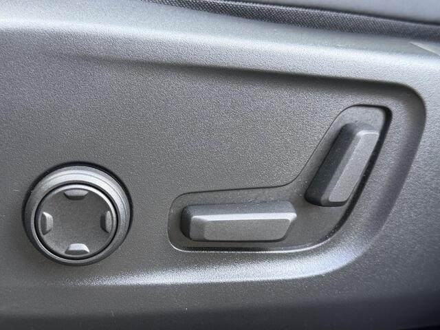 Volvo XC40 2.0 B4 Plus Dark Elektr. stoelverstelling / Harman Kardon Audio / Trekhaak/ Keyless Drive / Verw. voorruit / Stoel- en stuurverw. / Adapt. Cruise / BLIS