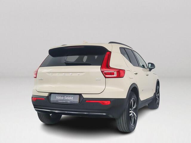 Volvo XC40 B4 Plus Dark | Parkeercamera | Stoel- en Stuurverwarming | Harman Kardon | Trekhaak