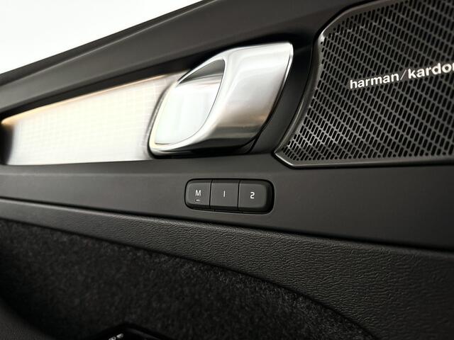 Volvo XC40 B4 Plus Dark | Parkeercamera | Stoel- en Stuurverwarming | Harman Kardon | Trekhaak
