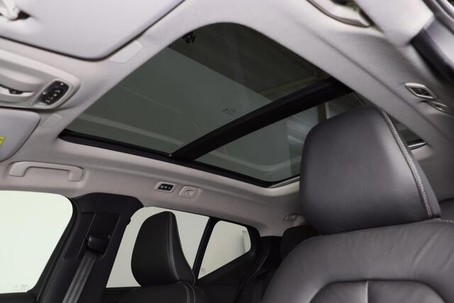 Volvo XC40 T5 Plug-in hybrid Ultimate Bright - Panorama/schuifdak - IntelliSafe Assist & Surround - Harman/Kardon audio - Parkeercamera achter - Draadloze tel. lader - Elektr. bedienb. voorstoelen met links geheugen - Parkeersensoren voor & achter - Extra getint glas - 19' LMV