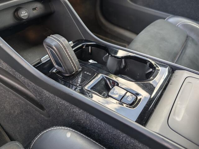 Volvo XC40 T3 | R-Design | Trekhaak | PDC | Navi | LED | ACC | 2WD | Halfleer |