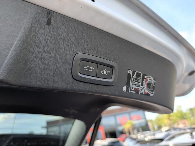 Volvo XC40 T3 | R-Design | Trekhaak | PDC | Navi | LED | ACC | 2WD | Halfleer |