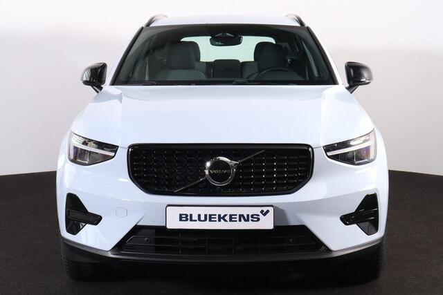 Volvo XC40 B4 Plus Dark - IntelliSafe Assist & Surround - Harman/Kardon audio - Parkeercamera achter - Verwarmde voorstoelen & stuur - Parkeersensoren voor & achter - Elektr. bedienb. voorstoelen met geheugen links - Draadloze tel. lader - Inklapbare trekhaak - 19' LMV – foto 2
