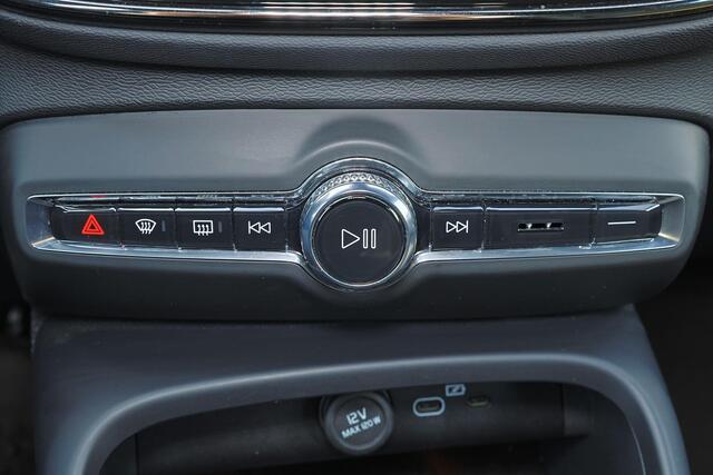 Volvo XC40 B4 Plus Dark - IntelliSafe Assist & Surround - Harman/Kardon audio - Parkeercamera achter - Verwarmde voorstoelen & stuur - Parkeersensoren voor & achter - Elektr. bedienb. voorstoelen met geheugen links - Draadloze tel. lader - Inklapbare trekhaak - 19' LMV – foto 9