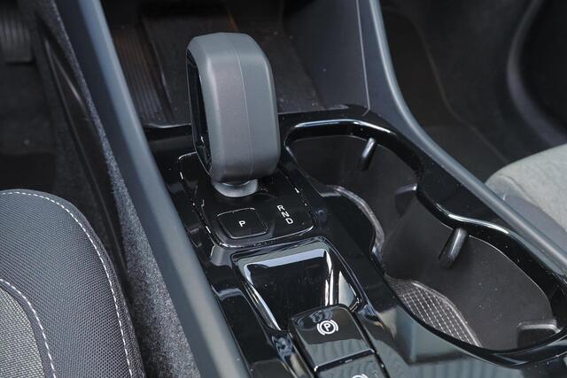 Volvo XC40 B4 Plus Dark - IntelliSafe Assist & Surround - Harman/Kardon audio - Parkeercamera achter - Verwarmde voorstoelen & stuur - Parkeersensoren voor & achter - Elektr. bedienb. voorstoelen met geheugen links - Draadloze tel. lader - Inklapbare trekhaak - 19' LMV – foto 10