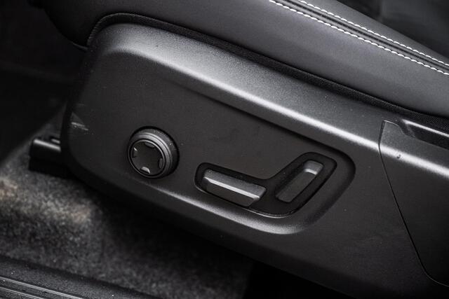 Volvo XC40 2.0 B4 Plus Dark | Trekhaak | Panoramadak | Lichtmetalen Velgen 19 inch | All-Season banden | Harman Kardon Audio | Achteruitrijcamera | Parkeersensoren | Keyless Entry | Elektrische Achterklep | Elektrisch Verstelbare Voorstoelen | Stoelverwarming | Google Navigatie | Apple Carplay | Android Auto – foto 7