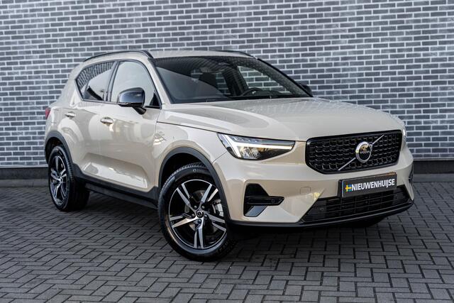 Volvo XC40 2.0 B4 Plus Dark | Trekhaak | Harman Kardon Audio | Achteruitrijcamera | Parkeersensoren | Keyless Entry | Elektrische Achterklep | Elektrisch Verstelbare Voorstoelen | Stoelverwarming | Google Navigatie | Apple Carplay | Android Auto | Lichtmetalen Velgen 18 inch