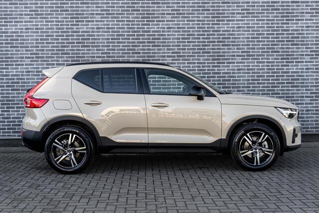 Volvo XC40 2.0 B4 Plus Dark | Trekhaak | Harman Kardon Audio | Achteruitrijcamera | Parkeersensoren | Keyless Entry | Elektrische Achterklep | Elektrisch Verstelbare Voorstoelen | Stoelverwarming | Google Navigatie | Apple Carplay | Android Auto | Lichtmetalen Velgen 18 inch