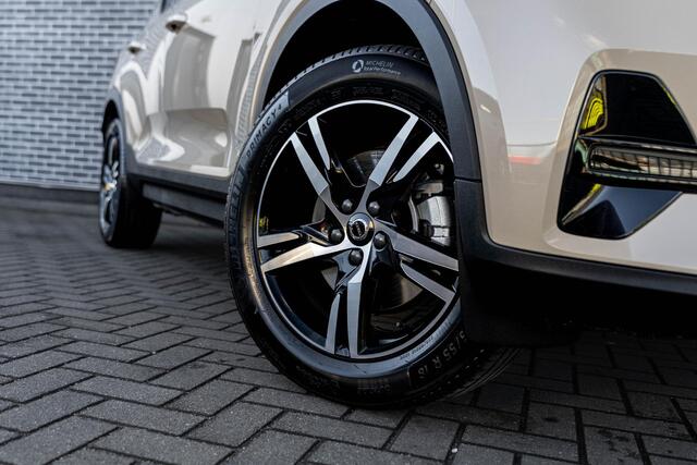 Volvo XC40 2.0 B4 Plus Dark | Trekhaak | Harman Kardon Audio | Achteruitrijcamera | Parkeersensoren | Keyless Entry | Elektrische Achterklep | Elektrisch Verstelbare Voorstoelen | Stoelverwarming | Google Navigatie | Apple Carplay | Android Auto | Lichtmetalen Velgen 18 inch